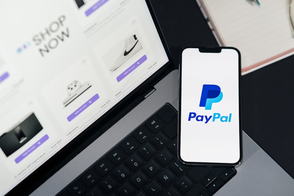 Smartphone affichant une application à côté d'un ordinateur portable avec un site web