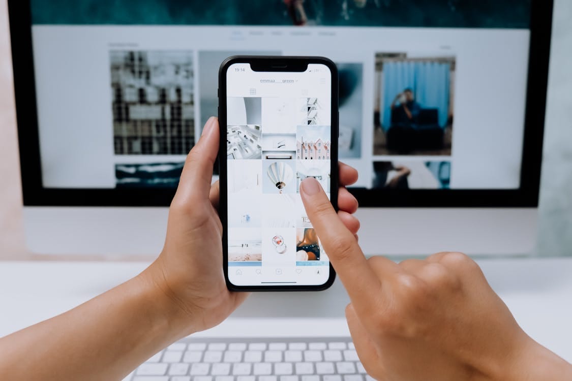 Personne consultant une alerte sur son smartphone