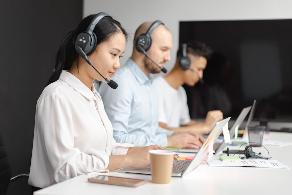 Personne effectuant une demarche administrative en ligne