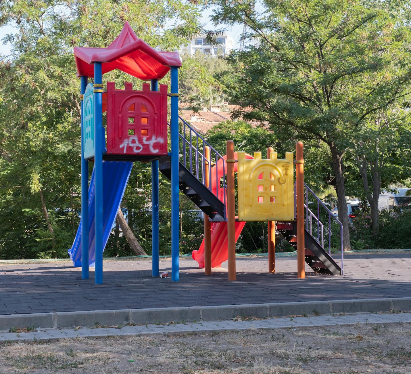 Enfant jouant sur des structures de jeux dans une cour d'ecole