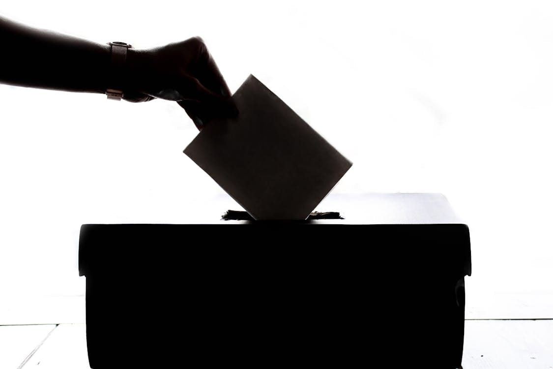 Citoyen deposant son bulletin dans une urne de vote